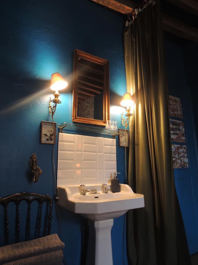 Maison D'Hotes "Les Volets Verts" Et Sa Brocante Ecueille Exterior foto